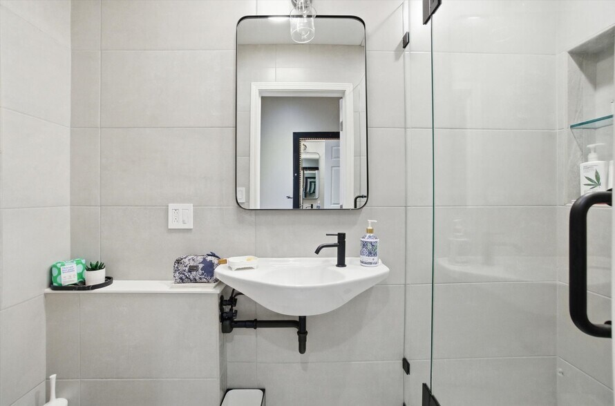 Building Photo - 639 W Elm St