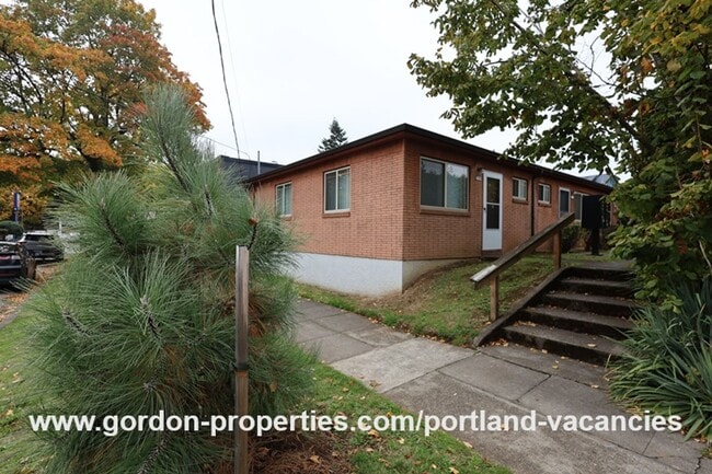 Building Photo - N Denver Ave - 1 bedroom apartment just of...