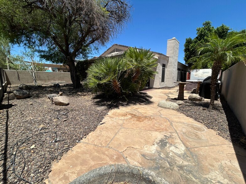 Building Photo - 2041 E Fawn Dr