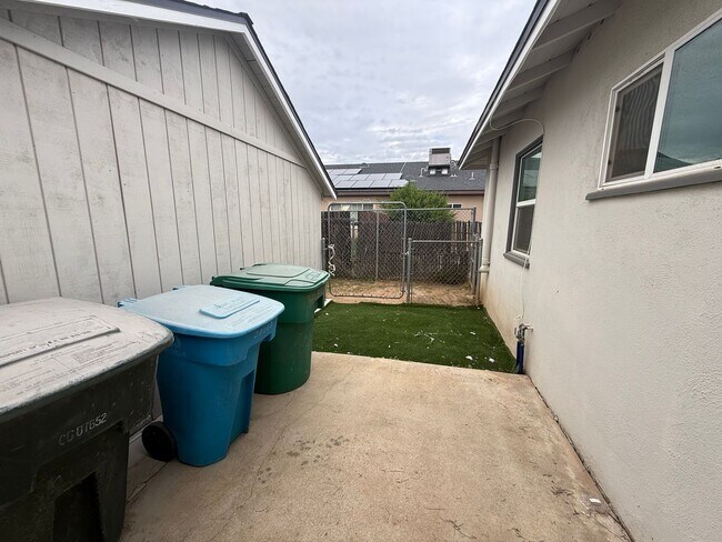 Building Photo - Multi Generation Home 4 Bedroom 3 Bath