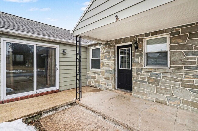 Building Photo - 5885 Avis Ln