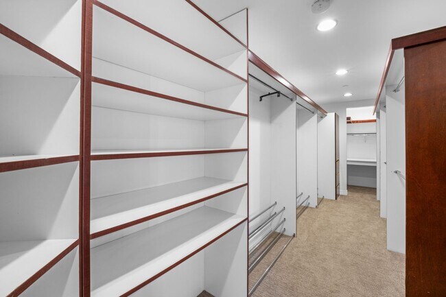 Building Photo - Gorgeous Park Laurel condominium