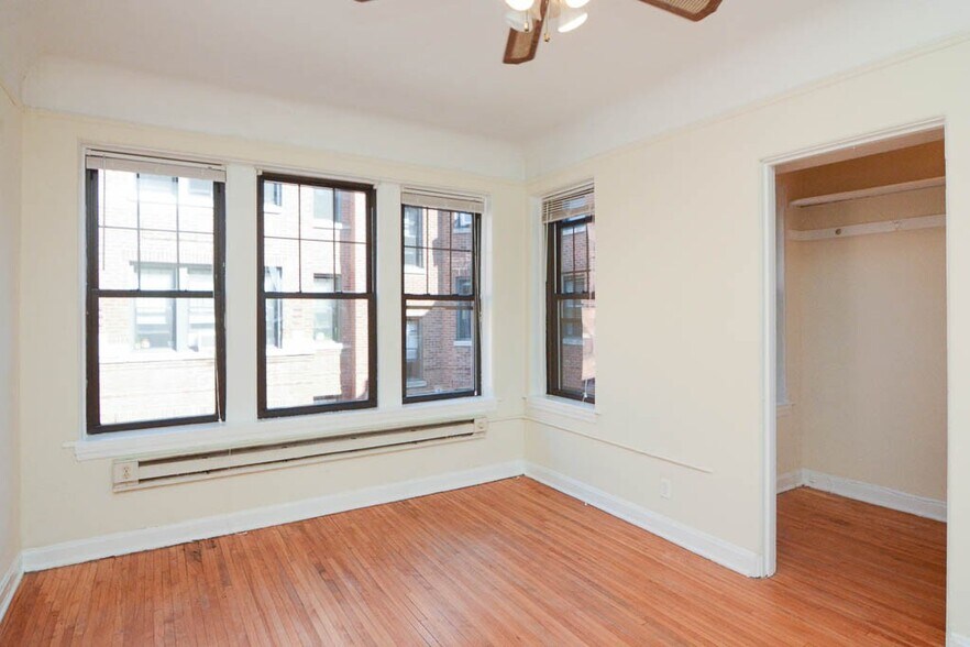 Building Photo - 4416 N Wolcott Ave