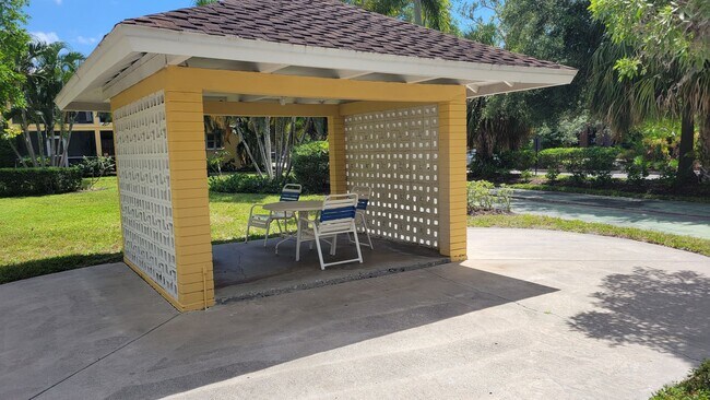 Building Photo - Annual Turnkey furnished renovated 1/1 dow...