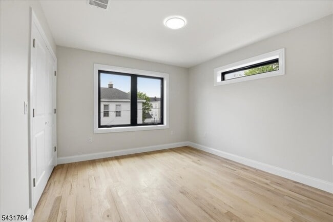 Building Photo - 281 Maple St