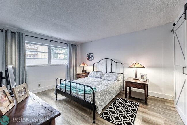 Building Photo - 200 NE 12th Ave