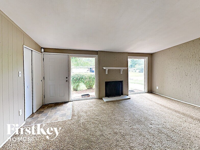 Building Photo - 805 Robinwood Dr