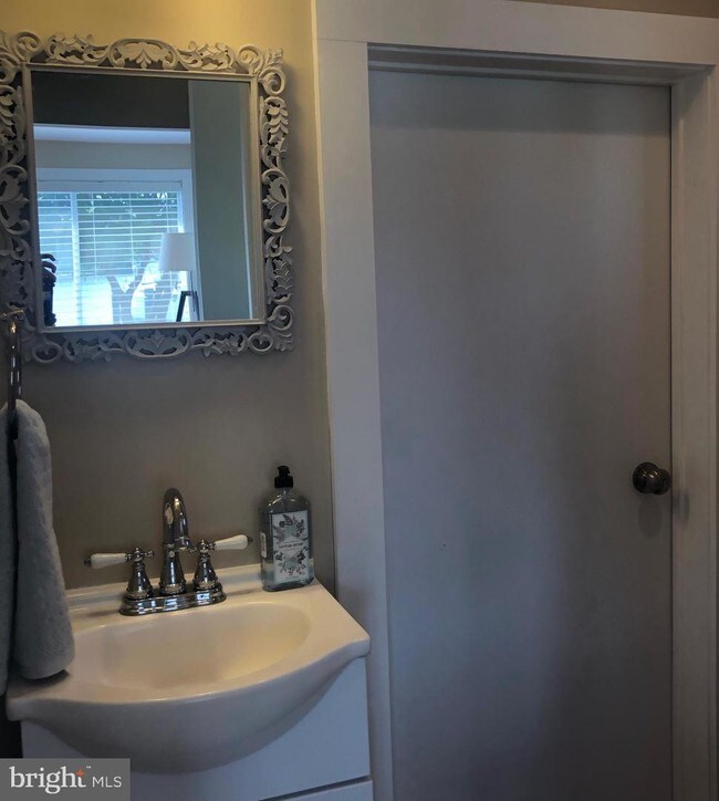 Building Photo - 313 S Morris St