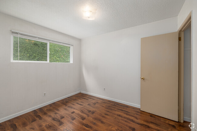 2BR, 1BA - 700SF - Marquam Terrace Apartments