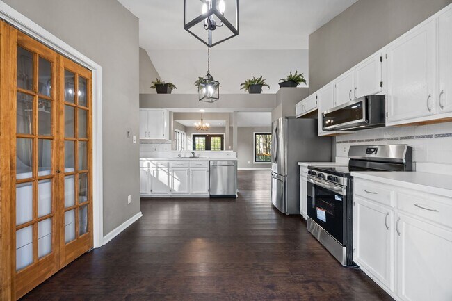 Building Photo - Charming 3BR Home with Large Private Yard Near Downtown Raleigh