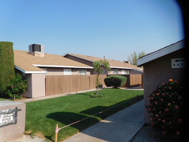 Building Photo - Desert Oasis Apartments