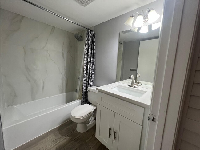 Building Photo - 400 Palm Cir W