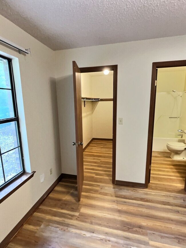 Building Photo - 1113 Hickory Dr