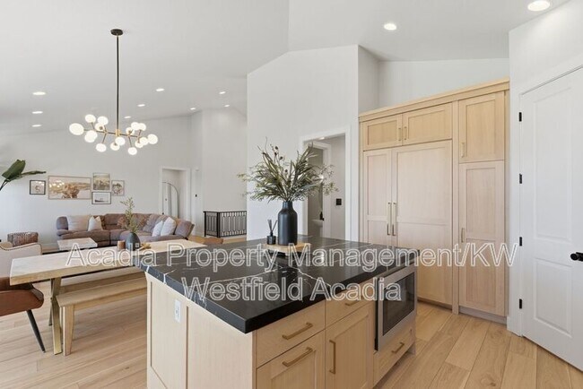 Building Photo - 1437 W Valley Dr