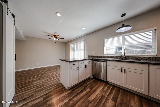 Building Photo - 1014 E Bendix Dr