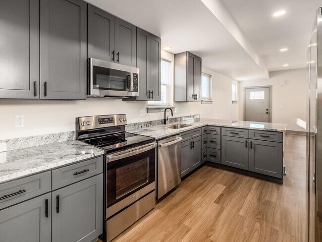 Building Photo - 384 Whitethorne Ave