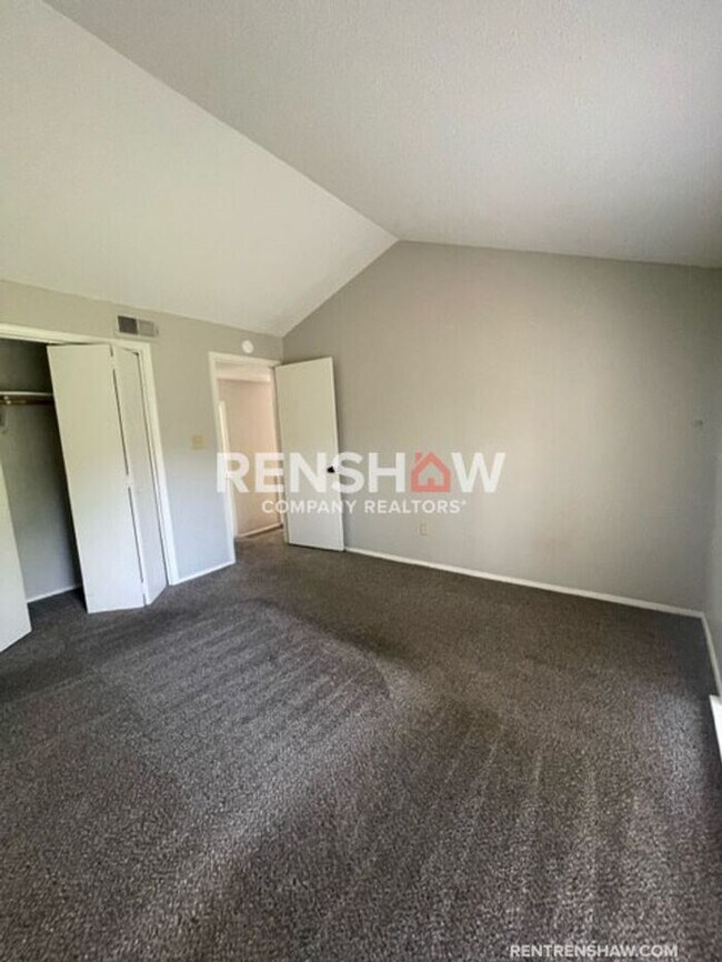 Building Photo - Unique 3 Bed / 2.5 Bath Condo - Move in Re...