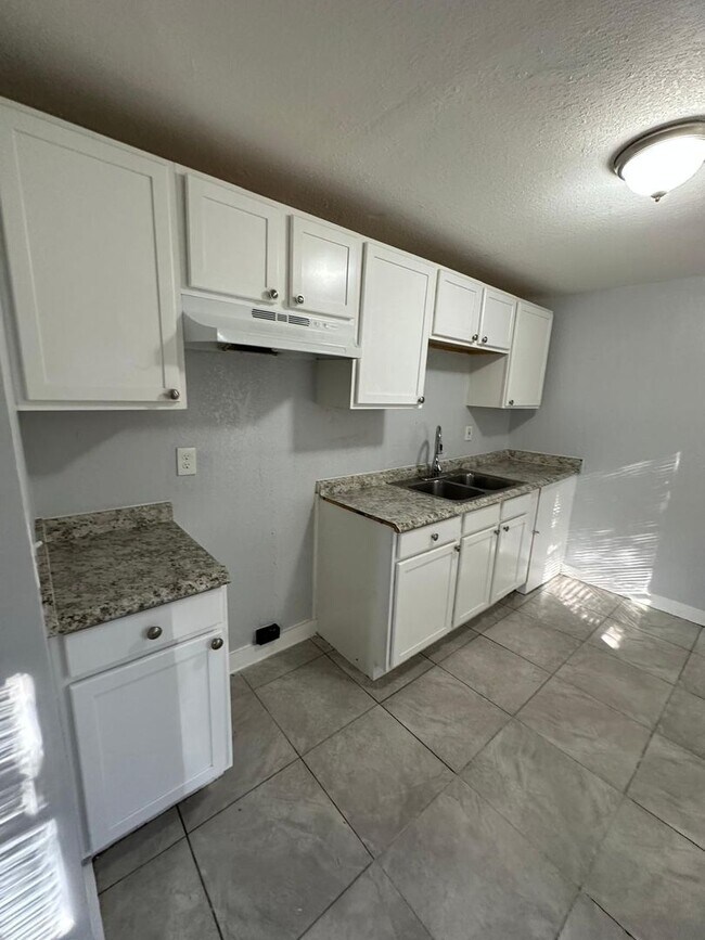 Building Photo - Fully Renovated 2/1 Single Family Available Now!
