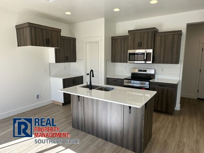 Building Photo - Townhome in South Desert