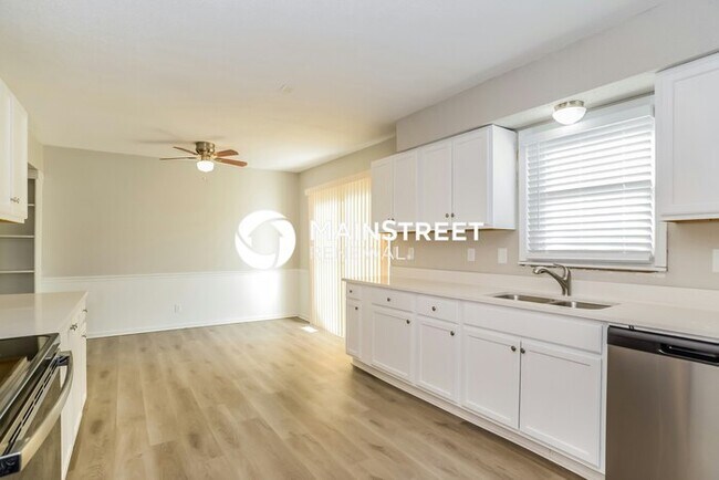Building Photo - 3 Bedroom Pet-Friendly Home in OLATHE, KS with Main Street Renewal