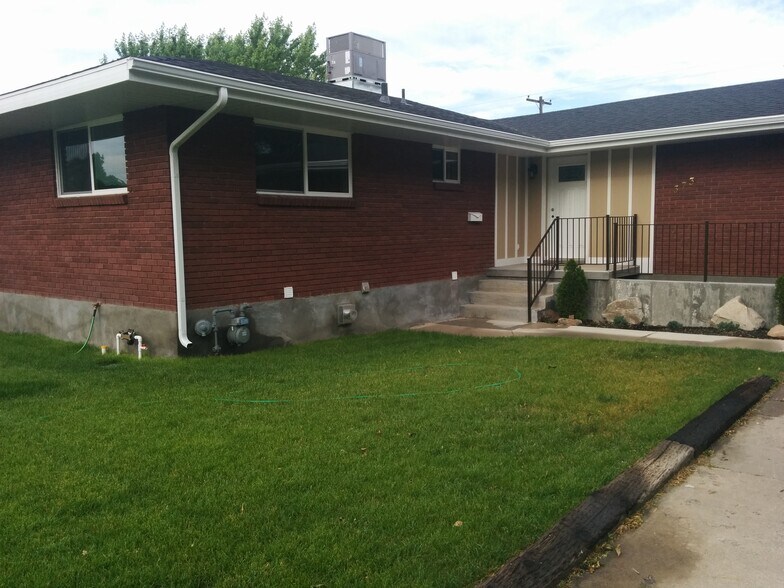 Front Yard - 373 N 800 W