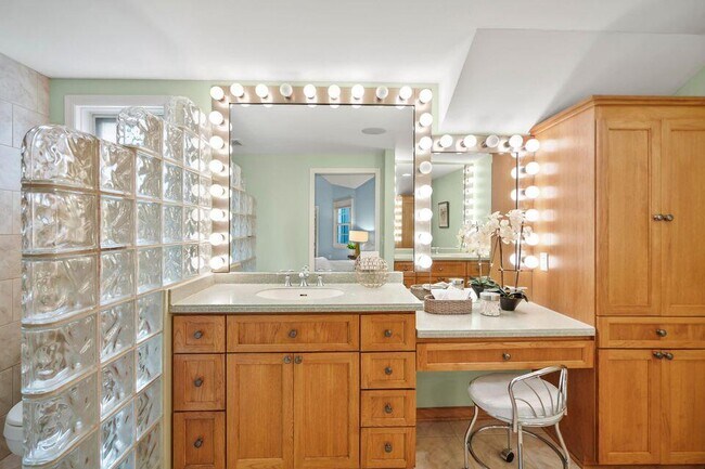 Building Photo - 5160 N Kent Ave