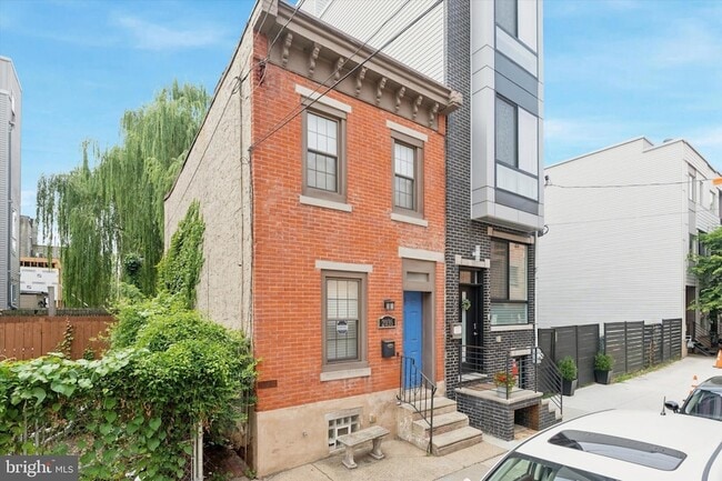 Primary Photo - 2036 E Boston St