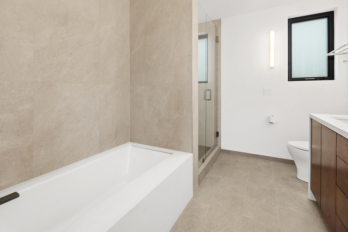 Deep soak tub with rain shower. - 4640 Del Monte Ave