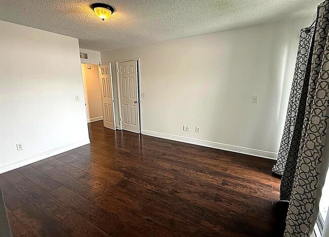 Building Photo - 2709 Sunbury St