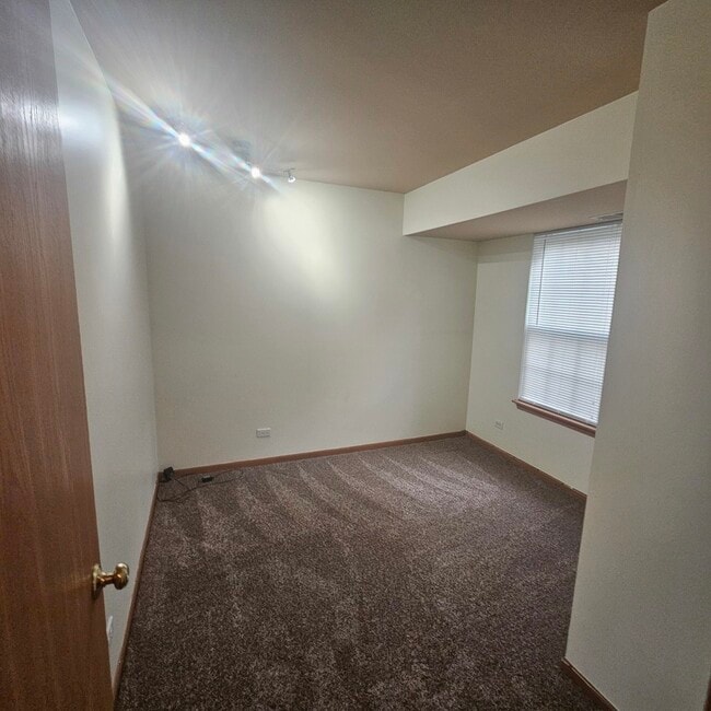 Building Photo - 1105 Village Center Pkwy