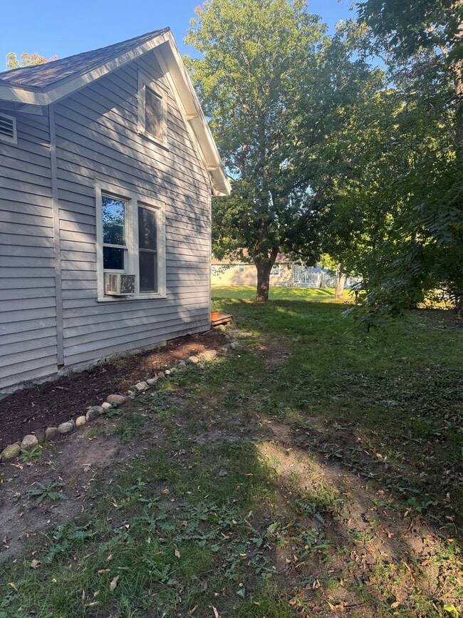 Building Photo - 601 N 1st Ave