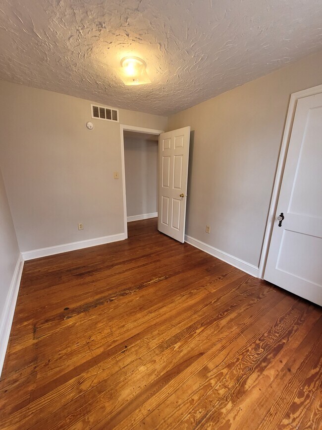 Building Photo - 104 S Main St