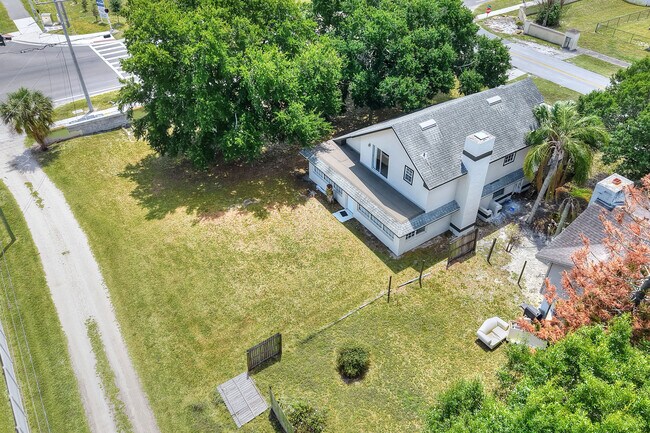 Building Photo - 802 Arietta Cir N