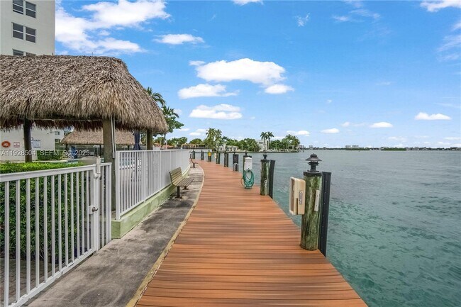 Building Photo - 10350 W Bay Harbor Dr