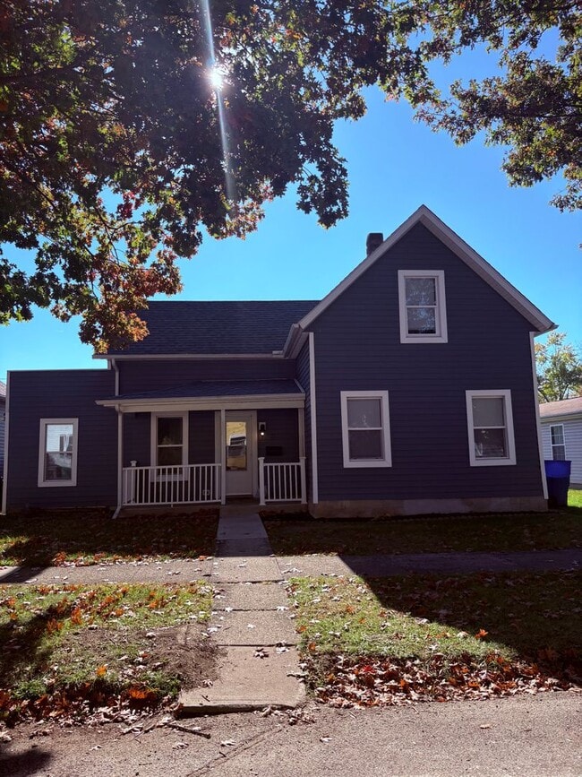 Building Photo - Charming 3BR 1BA Home w/ Sunroom • Stainless Kitchen • Yard w/ Fire Pit in Delaware