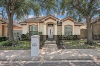 Building Photo - 612 E Thornhill Ave