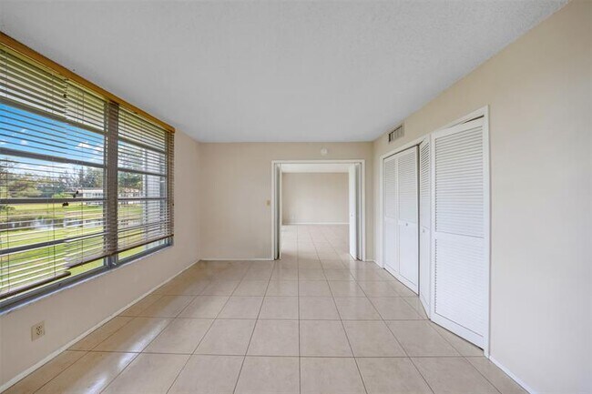 Building Photo - 2601 S Palm Aire Dr