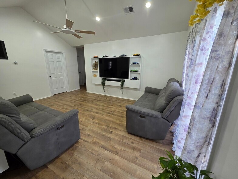 Building Photo - 1702 Cypress Ln