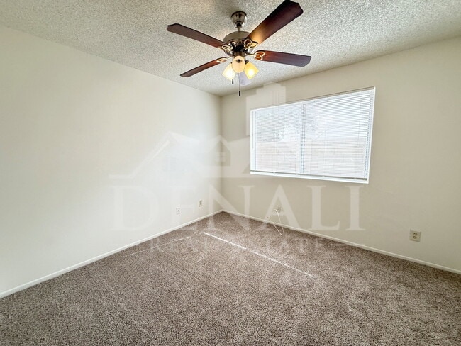 Building Photo - 1016 W Nido Ave