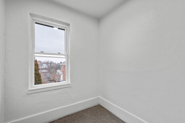 Building Photo - Stunning 4 Bedroom home in Carrick available May 15!