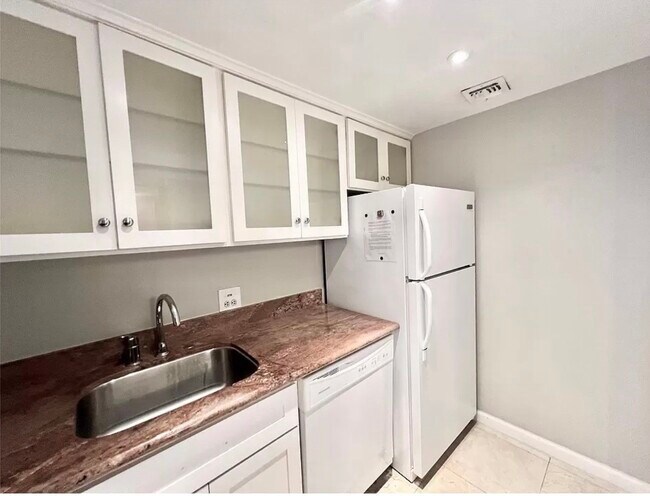 Building Photo - 2016 Main St