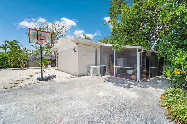 Building Photo - 1245 NE 154th St