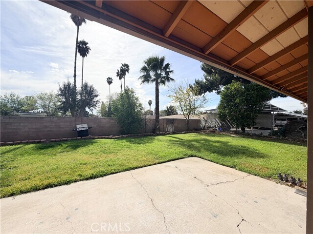 Building Photo - 323 E Holly St