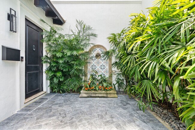 Building Photo - 634 W 47th St