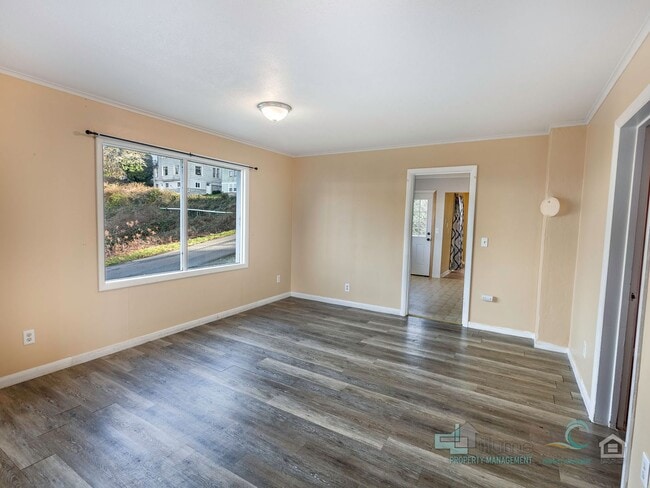 Building Photo - $500 OFF Special - Beautiful 4 Bed/1 Bath Home in Astoria