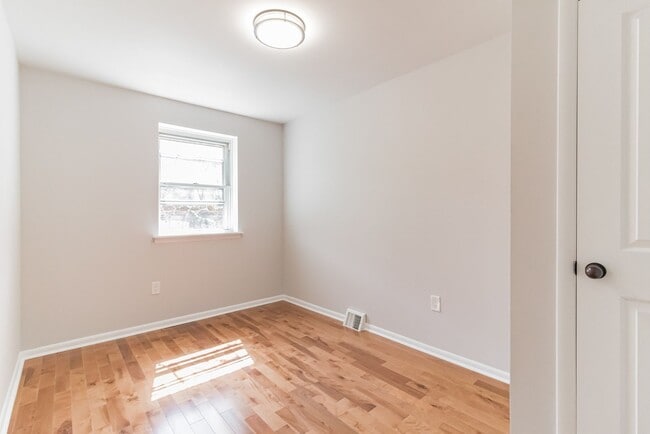 Building Photo - Two bedroom one Bathroom House for rent