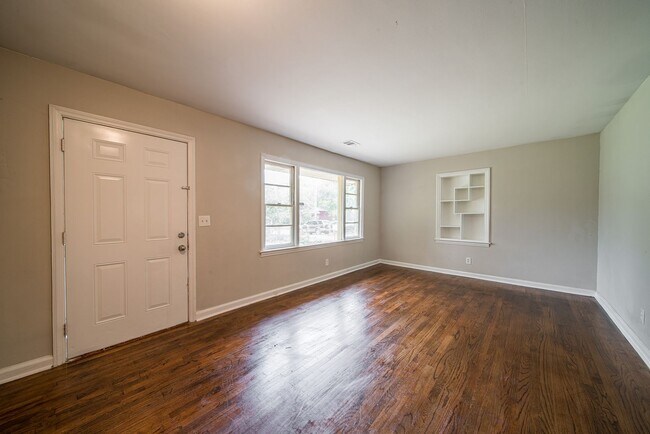 Building Photo - Half Off 1st Month's Rent!!