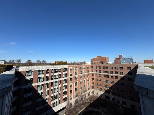 Building Photo - 123 Parkside Ave