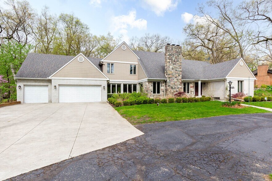 Building Photo - 30705 Woodside Dr
