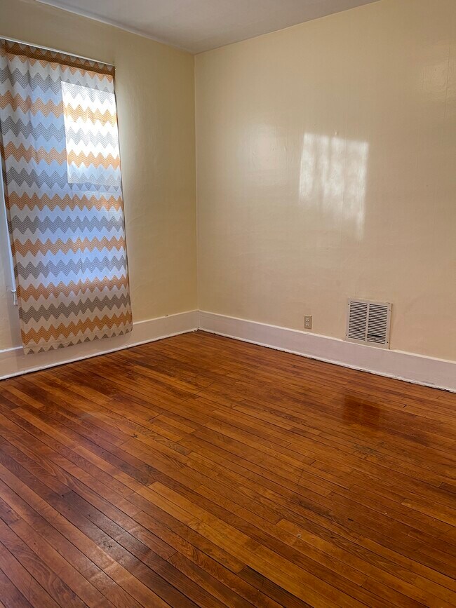 First bedroom - 1020 Lamb St